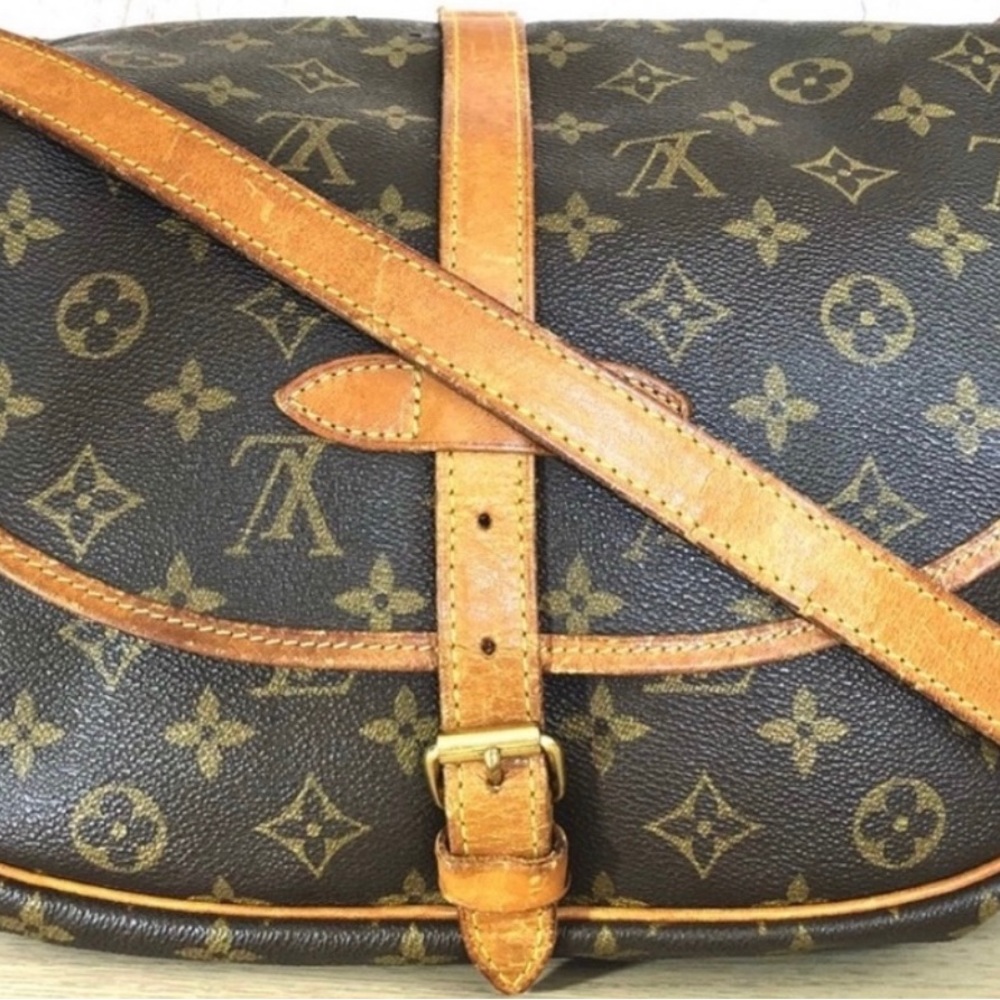 Louis Vuitton Monogram Saumur 30 crossbody. 2 sided with plenty of rooms.